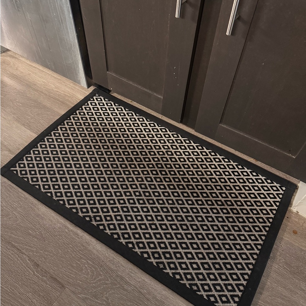 Black and White Geometric Pattern Rug